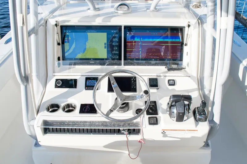 Slide: The Image of SeaVee 370Z 2021 - 6