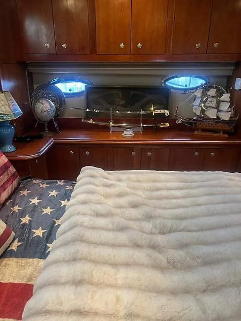 Slide: The Image of Cruisers 405 Express Motoryacht 2004 - 17