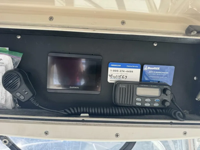 Slide: The Image of Boston Whaler 28 Conquest 1999 - 35