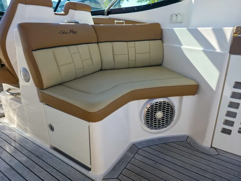 Slide: The Image of Sea Ray 350 SLX 2015 - 10