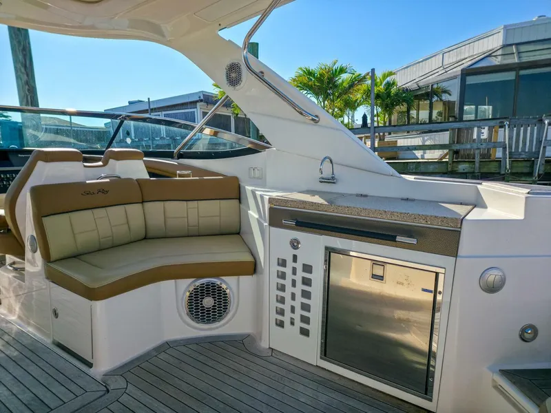 Slide: The Image of Sea Ray 350 SLX 2015 - 9