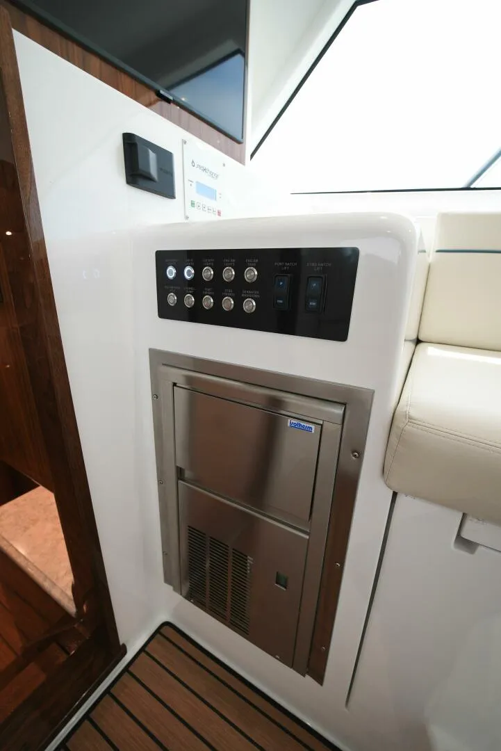 Slide: The Image of Viking 46 Billfish 2025 - 46