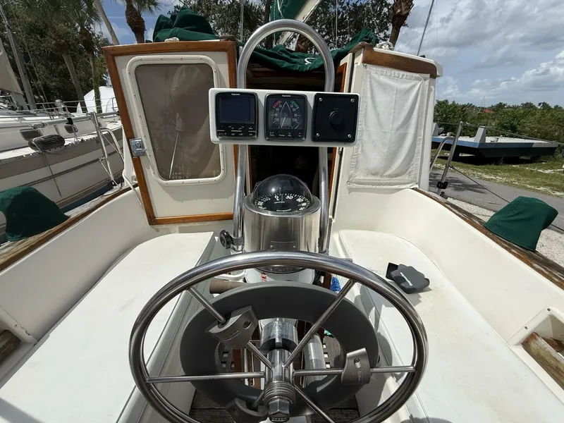 Slide: The Image of Pacific Seacraft Pilothouse 32 1994 - 13