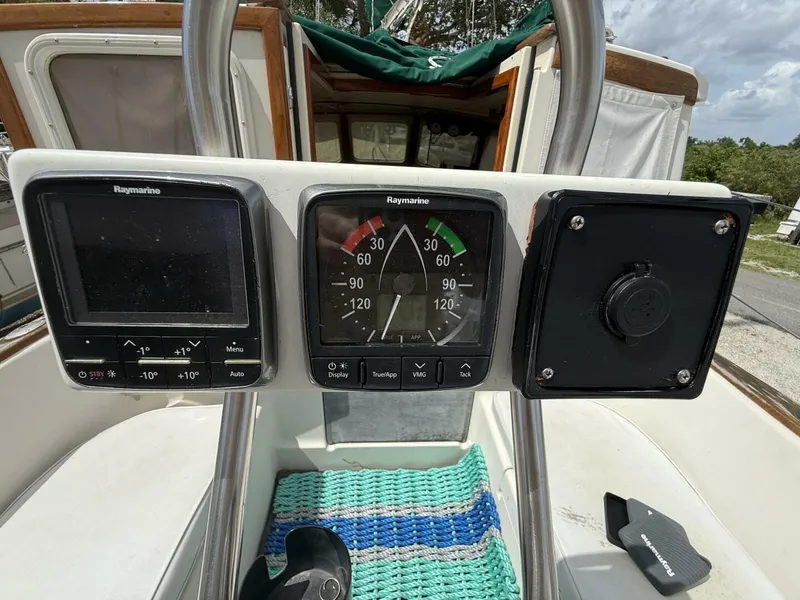 Slide: The Image of Pacific Seacraft Pilothouse 32 1994 - 14