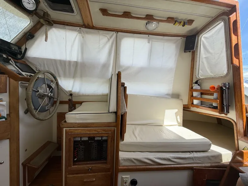 Slide: The Image of Pacific Seacraft Pilothouse 32 1994 - 3