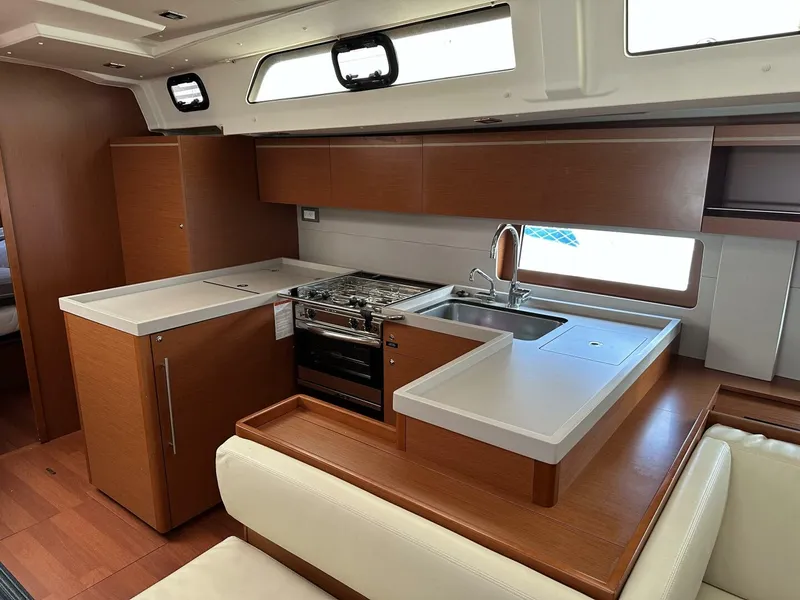 Slide: The Image of Beneteau Oceanis 2020 - 16