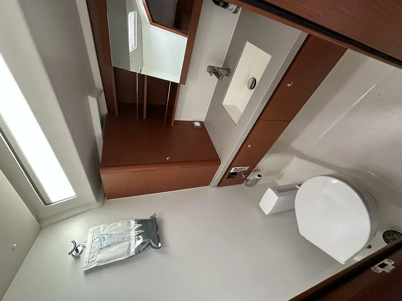 Slide: The Image of Beneteau Oceanis 2020 - 33