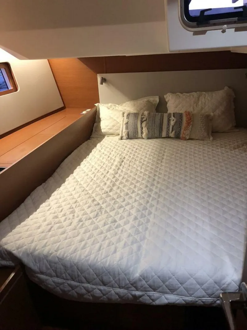 Slide: The Image of Beneteau Oceanis 2020 - 35
