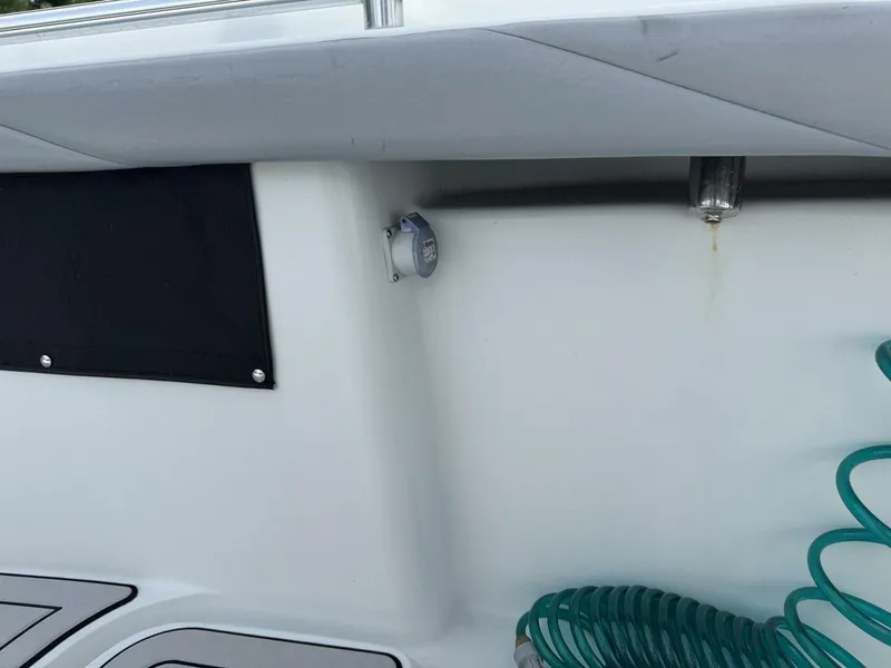 Slide: The Image of Yellowfin 26 Hybrid 2021 - 21
