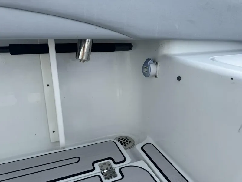 Slide: The Image of Yellowfin 26 Hybrid 2021 - 26