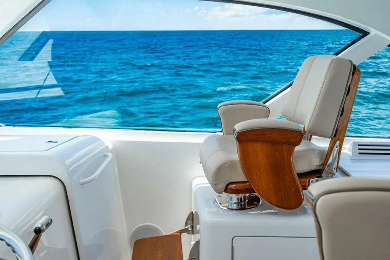 Slide: The Image of Hatteras GT45X 2023 - 28