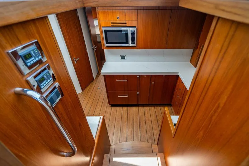 Slide: The Image of Hatteras GT45X 2023 - 31