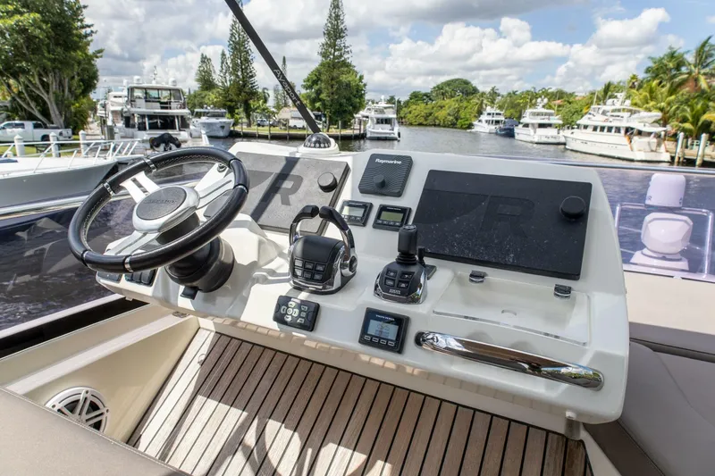 Slide: The Image of Prestige 500 Flybridge 2018 - 30