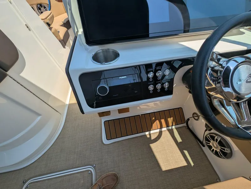 Slide: The Image of Sea Ray 280 SLX 2023 - 13