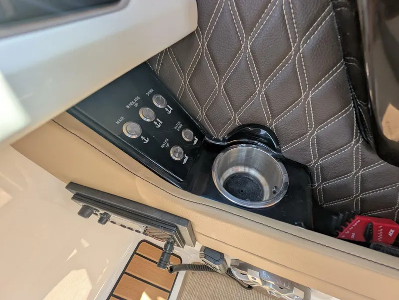 Slide: The Image of Sea Ray 280 SLX 2023 - 19