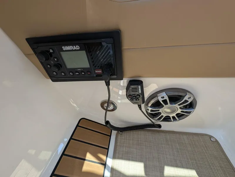 Slide: The Image of Sea Ray 280 SLX 2023 - 20