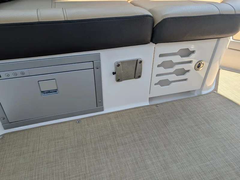 Slide: The Image of Sea Ray 280 SLX 2023 - 37