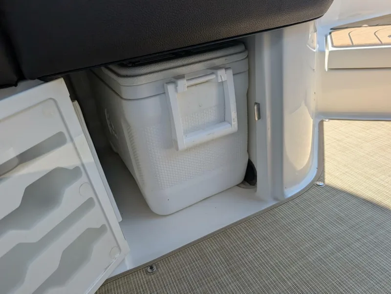 Slide: The Image of Sea Ray 280 SLX 2023 - 40