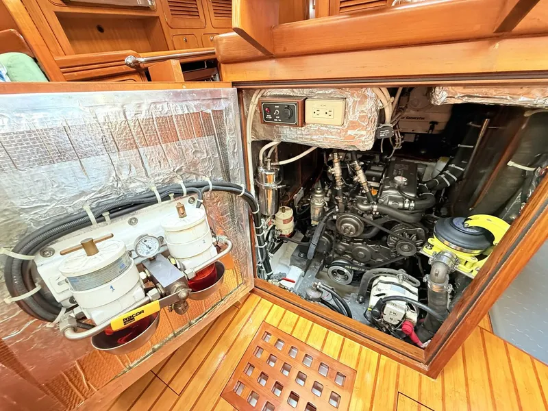 Slide: The Image of Hylas 46 Center Cockpit 2008 - 38