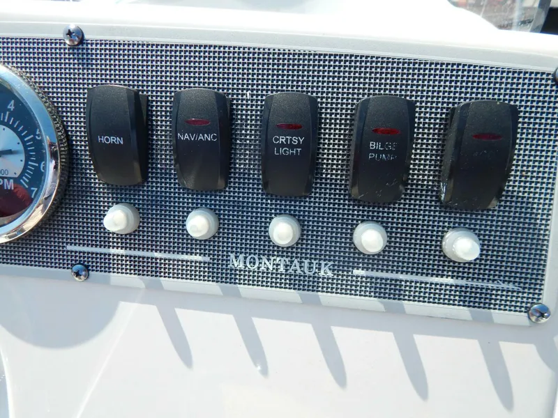 Slide: The Image of Boston Whaler 190 Montauk 2020 - 13