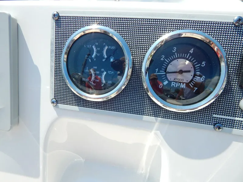 Slide: The Image of Boston Whaler 190 Montauk 2020 - 14