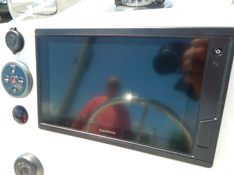 Slide: The Image of Boston Whaler 190 Montauk 2020 - 15