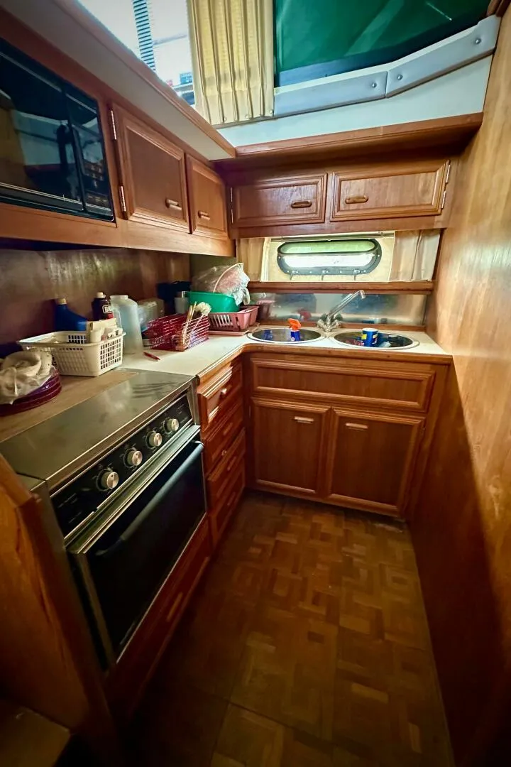 Slide: The Image of Carver Yachts 3807 Aft Cabin 1991 - 28