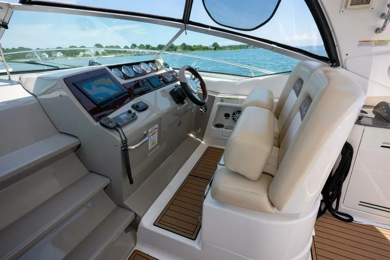 Slide: The Image of Sea Ray 370 Sundancer 2013 - 12