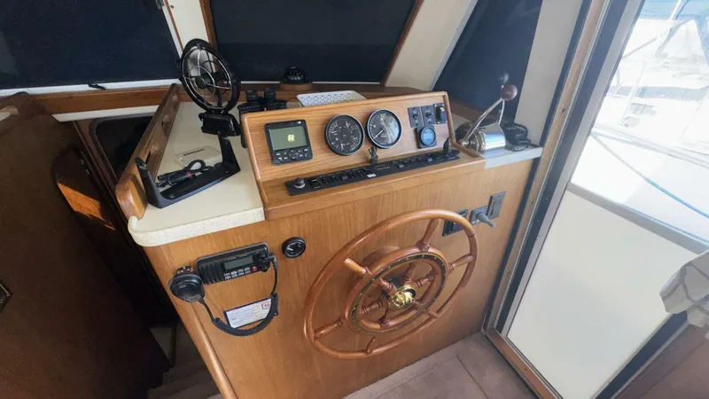 Slide: The Image of Mainship 350 Trawler 1999 - 25