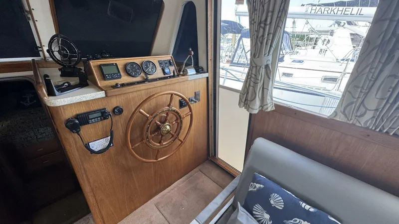 Slide: The Image of Mainship 350 Trawler 1999 - 27