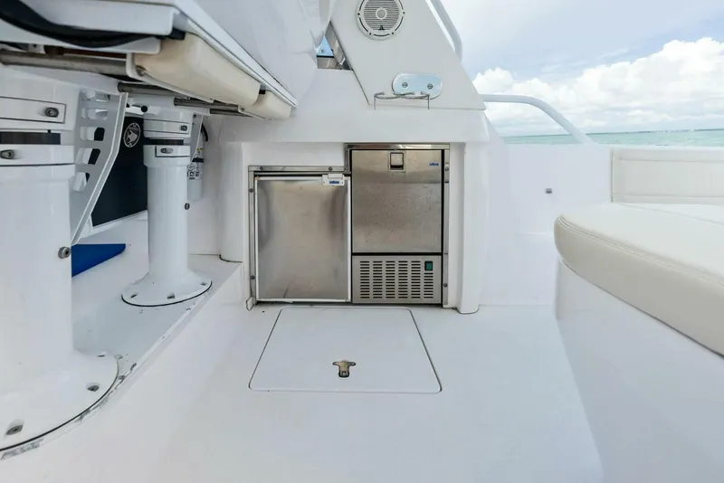Slide: The Image of Intrepid 430 Sport Yacht 2018 - 23