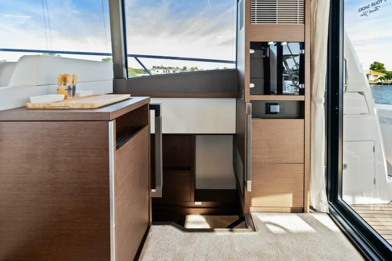Slide: The Image of Prestige 520 Flybridge 2020 - 20