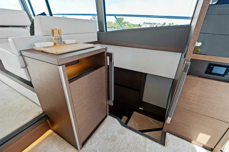 Slide: The Image of Prestige 520 Flybridge 2020 - 21