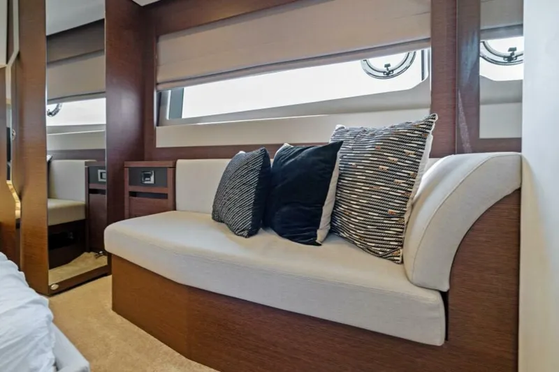 Slide: The Image of Prestige 520 Flybridge 2020 - 24