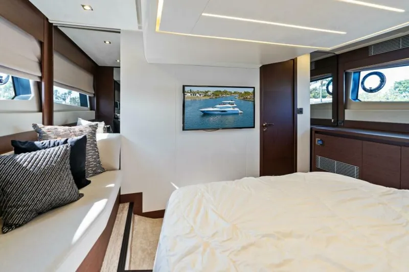 Slide: The Image of Prestige 520 Flybridge 2020 - 26