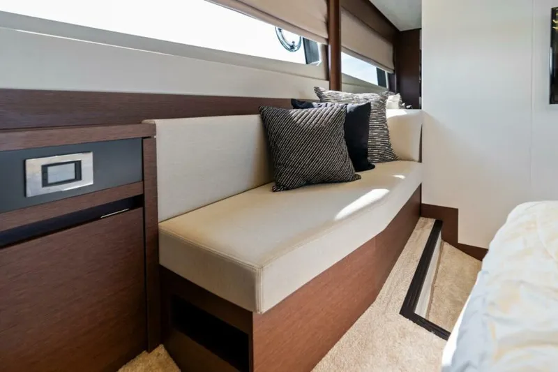 Slide: The Image of Prestige 520 Flybridge 2020 - 27