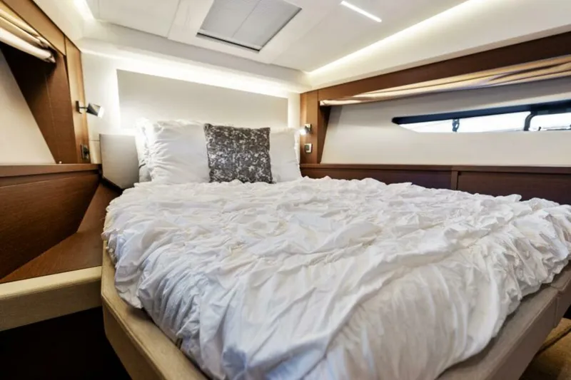 Slide: The Image of Prestige 520 Flybridge 2020 - 33