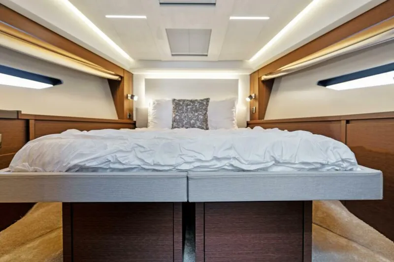 Slide: The Image of Prestige 520 Flybridge 2020 - 34