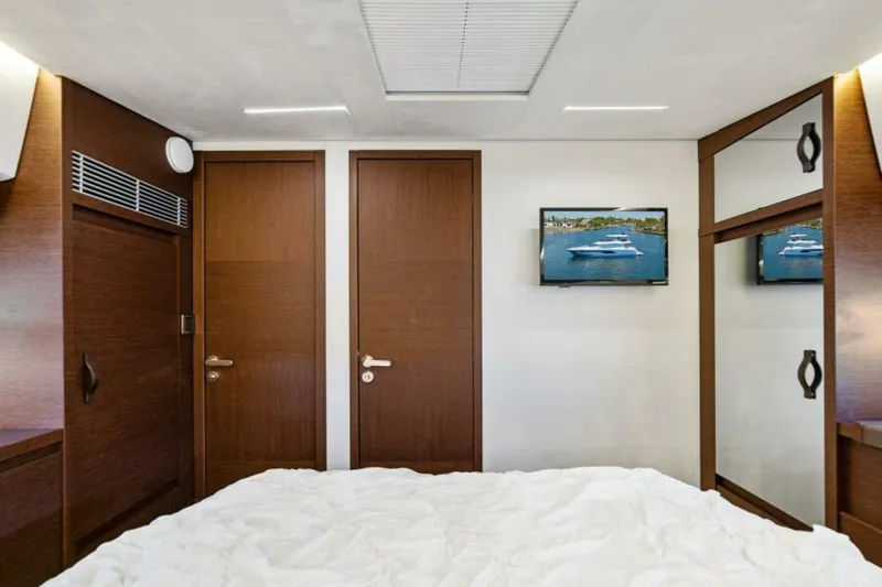Slide: The Image of Prestige 520 Flybridge 2020 - 35