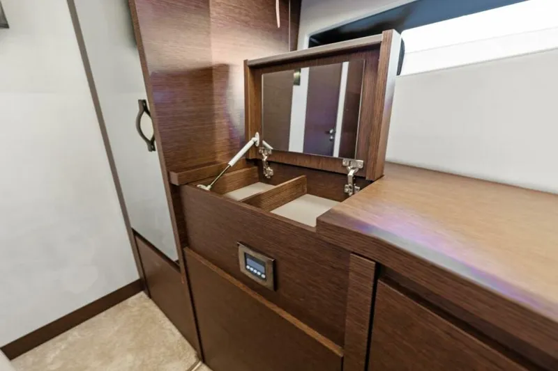 Slide: The Image of Prestige 520 Flybridge 2020 - 36