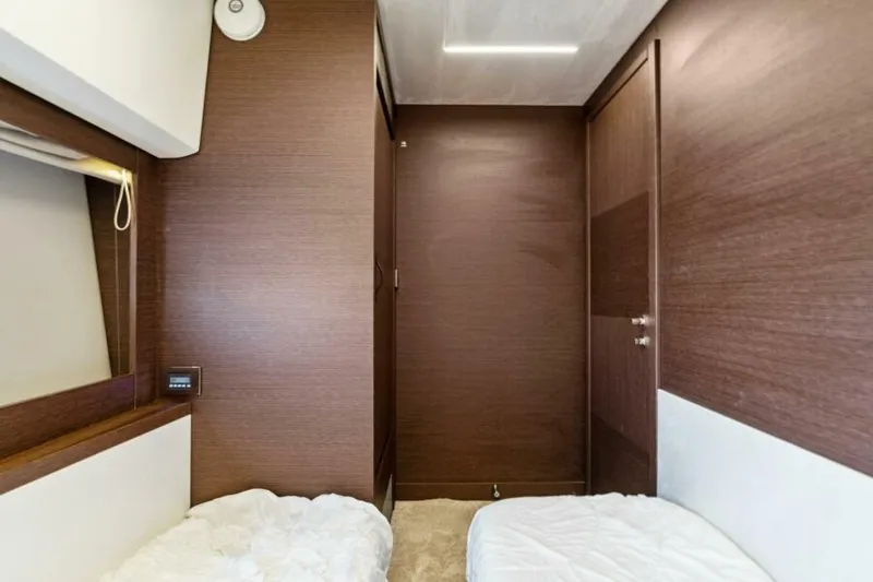 Slide: The Image of Prestige 520 Flybridge 2020 - 39