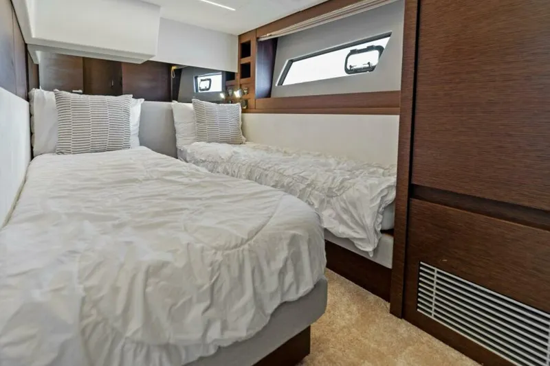 Slide: The Image of Prestige 520 Flybridge 2020 - 40