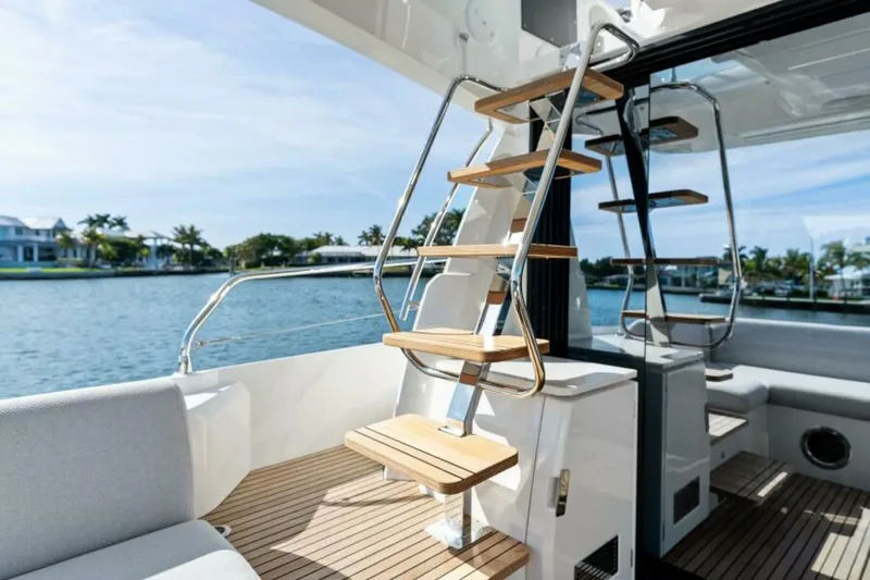 Slide: The Image of Prestige 520 Flybridge 2020 - 6