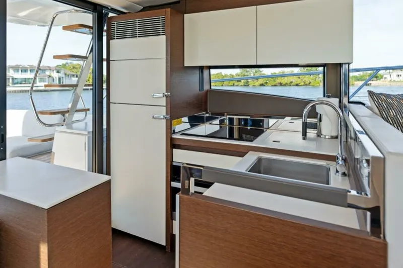 Slide: The Image of Prestige 520 Flybridge 2020 - 7