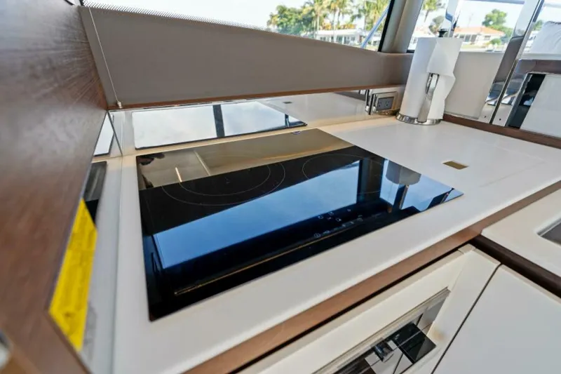 Slide: The Image of Prestige 520 Flybridge 2020 - 8