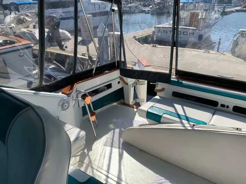 Slide: The Image of Sea Ray 390 Express 1989 - 13