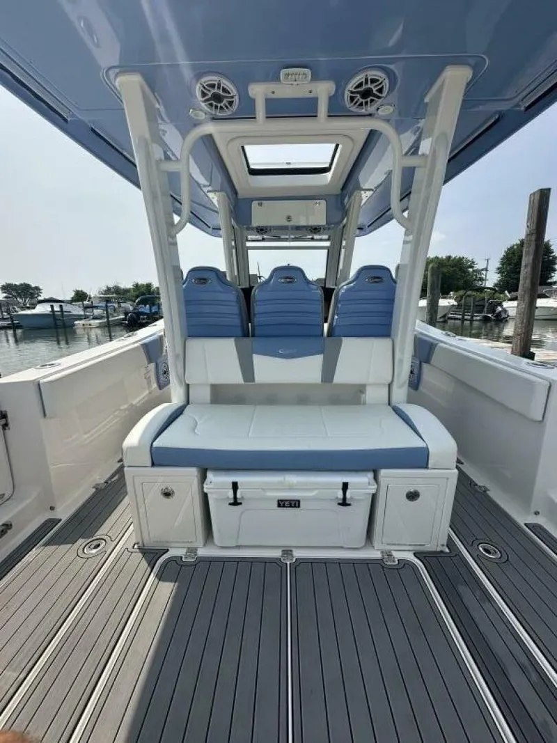 Slide: The Image of Robalo R360 2023 - 10