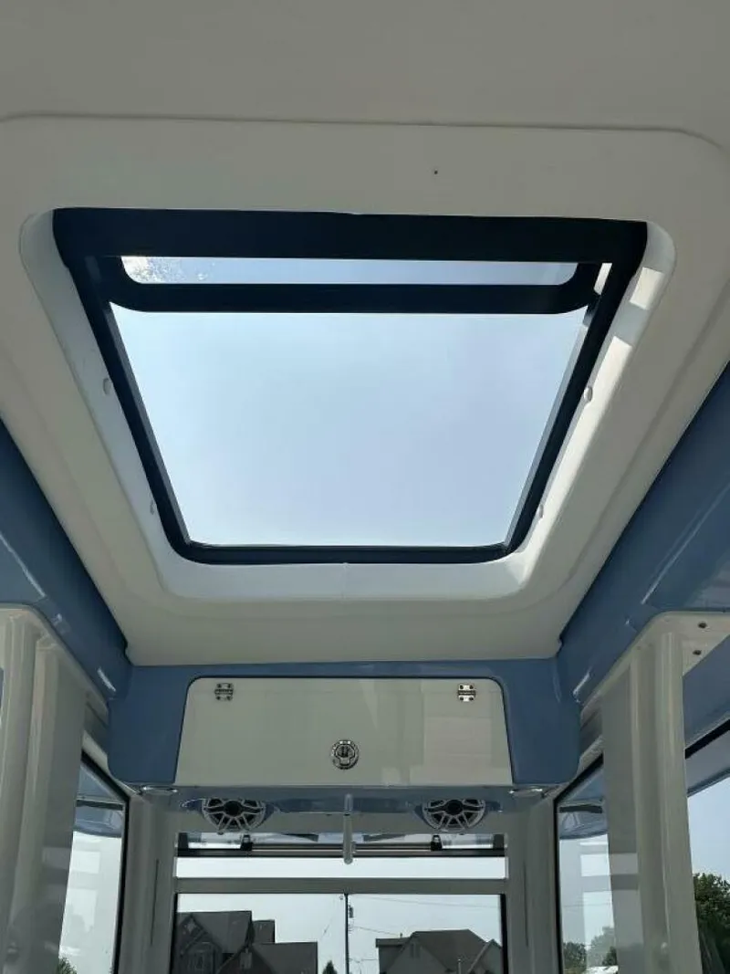 Slide: The Image of Robalo R360 2023 - 11