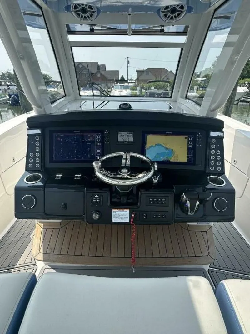 Slide: The Image of Robalo R360 2023 - 12