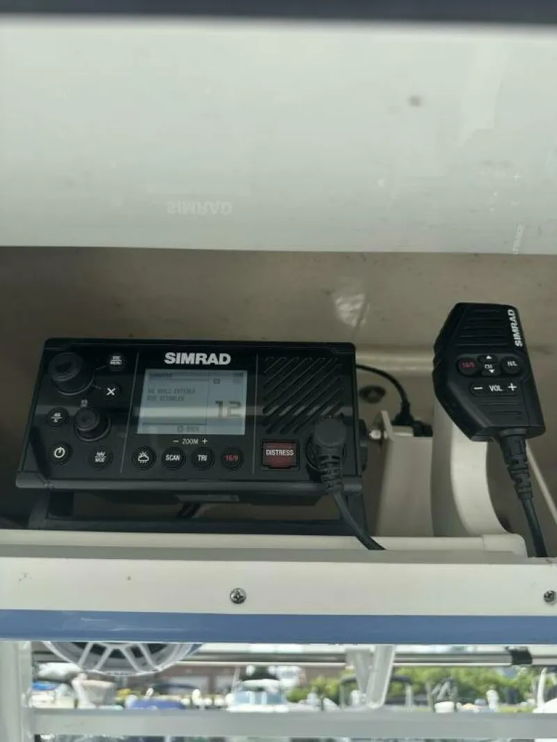 Slide: The Image of Robalo R360 2023 - 18
